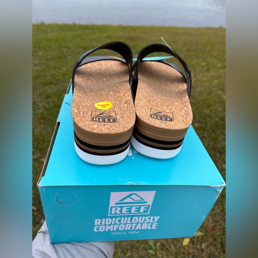 NWT Reef Cushion Vista Hi Sandals Size 9 in Black and White - Picture 7 of 11